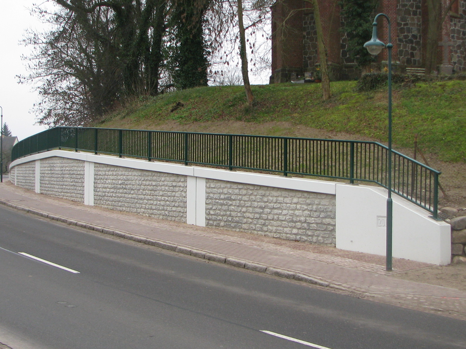 Ersatzneubau einer Stützwand zur Böschungssicherung des Friedhofs- und Kirchgebäudes in Peckatel