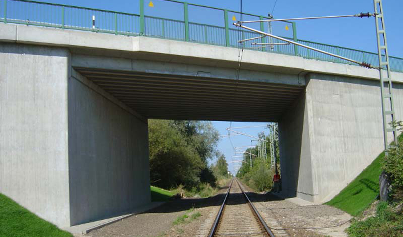 Brücke über die Bahnanlagen im Zuge der B 194 bei Waldberg